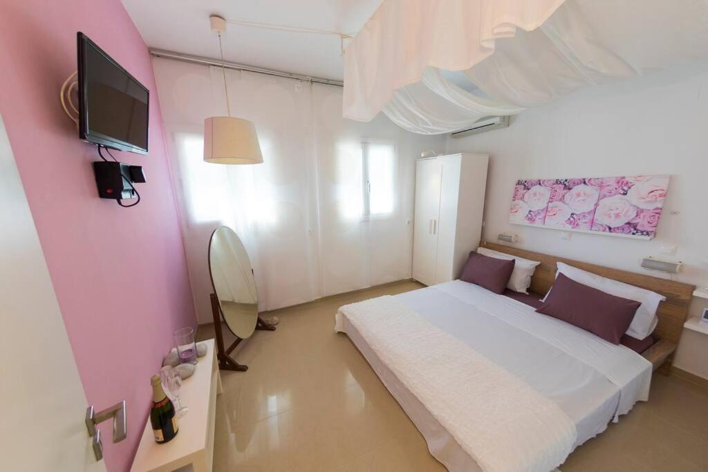 Uno Beachfront Suite Livadia  Eksteriør bilde